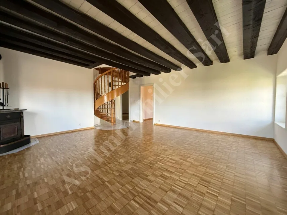 Geräumige 3,5-Zimmer-Wohnung mit Terrasse und Dachboden