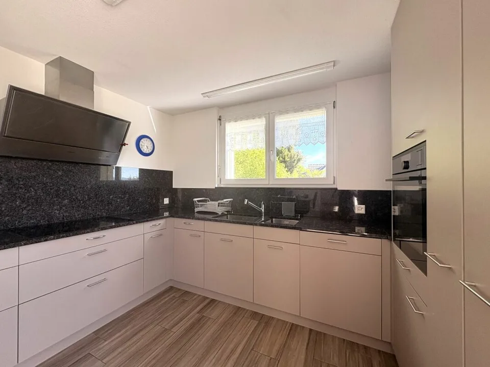 Wohnen mit Weitsicht: Grosszügiges Einfamilienhaus mit Einliegerwohnung – Foto 4 von 12