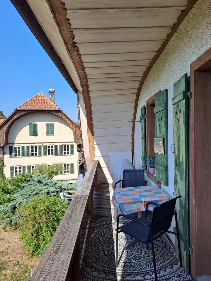 Appartement de 2,5 pièces dans un immeuble ancien avec balcon