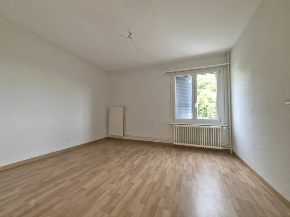 Wohnung mit 4.5 Zimmern und Balkon – Foto 5 von 6