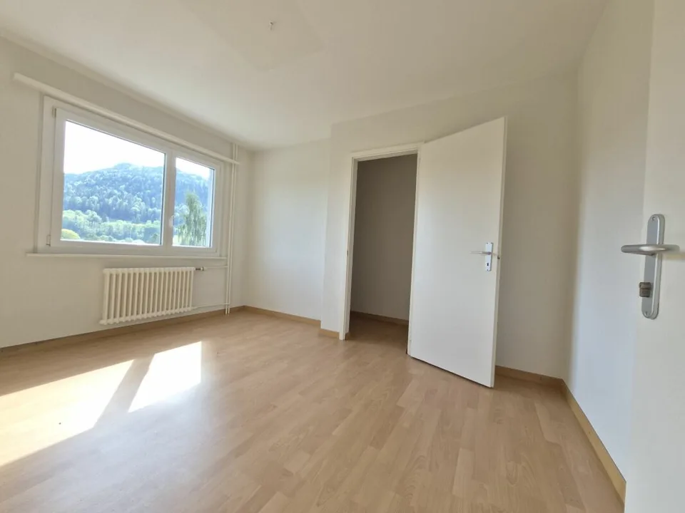 Wohnung mit 4.5 Zimmern und Balkon – Foto 4 von 6
