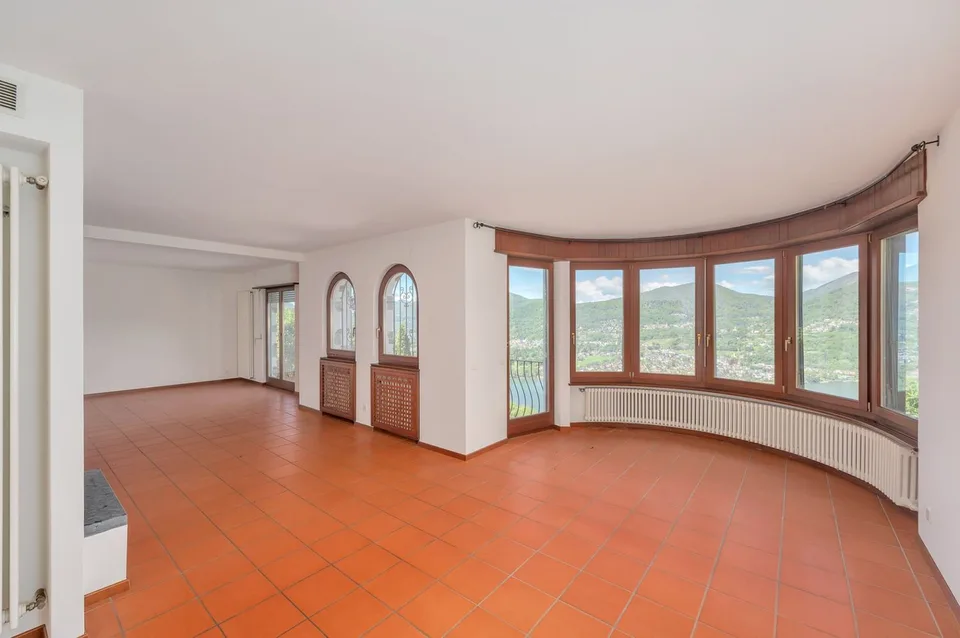 PIACEVOLE VILLA CON PISCINA E VISTA LAGO – photo 3 sur 10