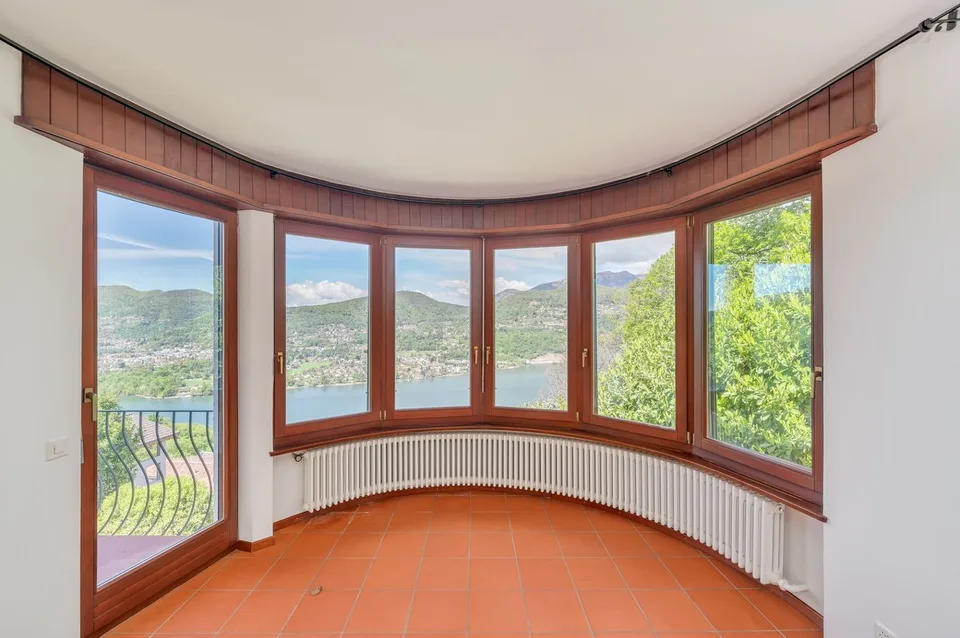 PIACEVOLE VILLA CON PISCINA E VISTA LAGO – photo 4 sur 10