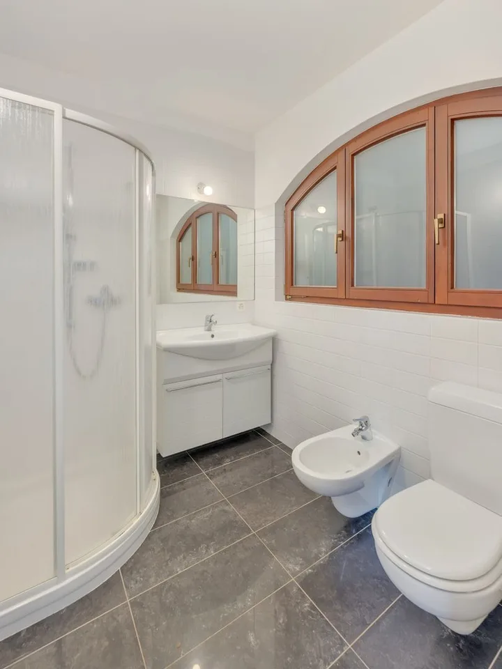 PIACEVOLE VILLA CON PISCINA E VISTA LAGO – photo 10 sur 10