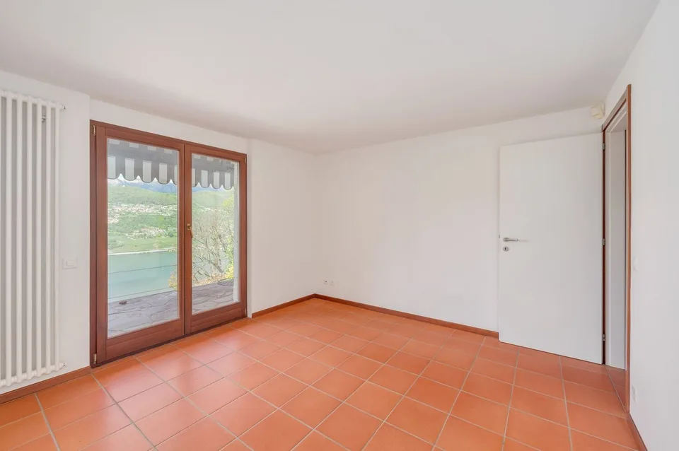 PIACEVOLE VILLA CON PISCINA E VISTA LAGO – photo 9 sur 10