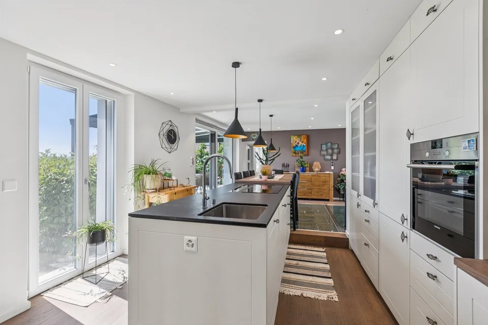 Detached house with lake view – photo 2 of 11