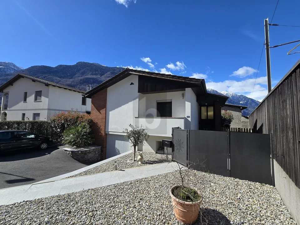 Geräumiges Haus mit großem Garten – Foto 2 von 5