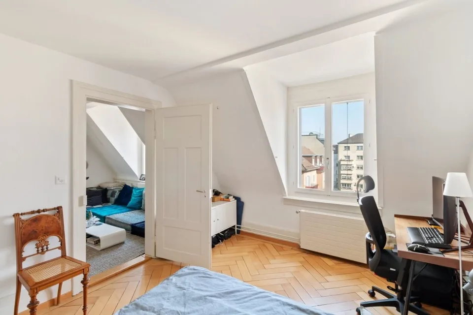 Appartement avec terrasse sur le toit dans un immeuble ancien stylé – photo 6 sur 9