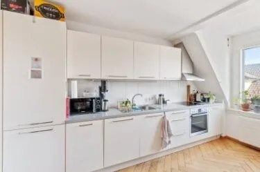 Appartement avec terrasse sur le toit dans un immeuble ancien stylé – photo 2 sur 9