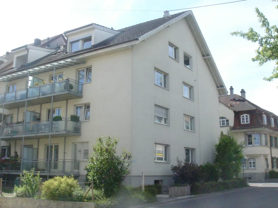 Bella appartamento mansardato di 3 camere con balcone in posizione centrale a Riehen – foto 8 di 10