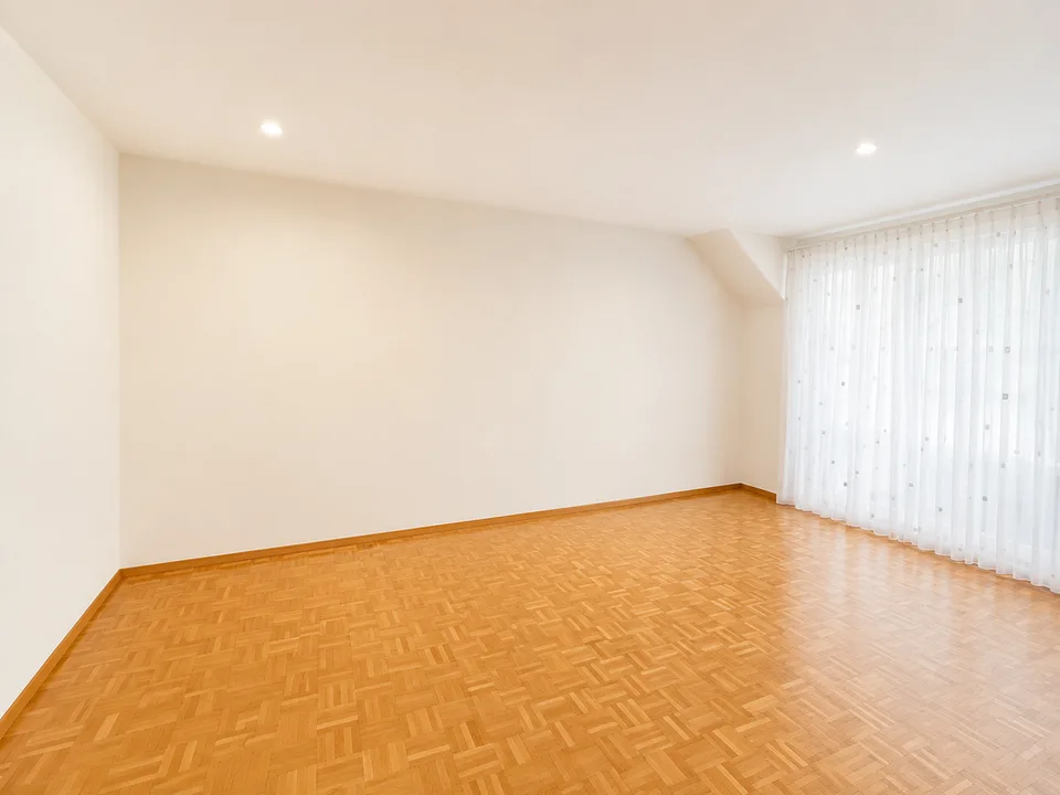 Bella appartamento mansardato di 3 camere con balcone in posizione centrale a Riehen – foto 4 di 10