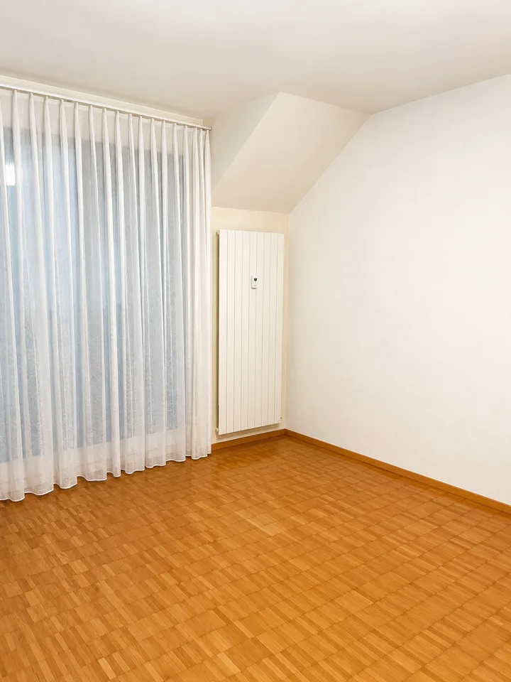 Bella appartamento mansardato di 3 camere con balcone in posizione centrale a Riehen – foto 5 di 10