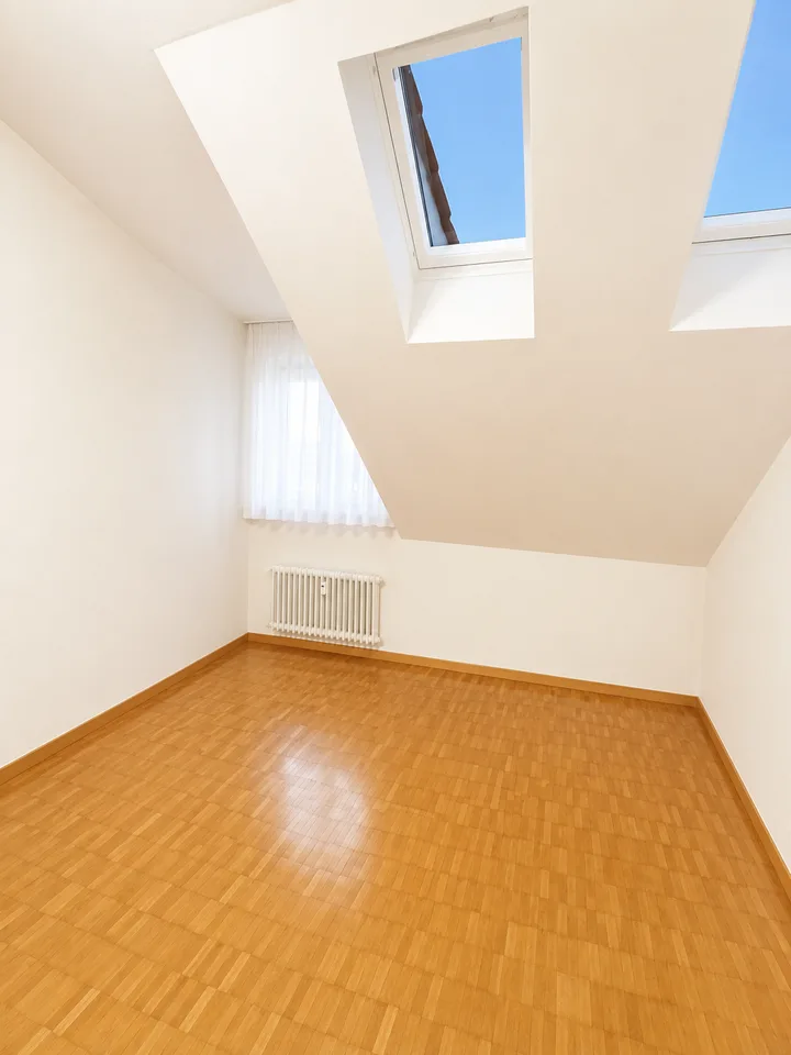 Bella appartamento mansardato di 3 camere con balcone in posizione centrale a Riehen – foto 6 di 10