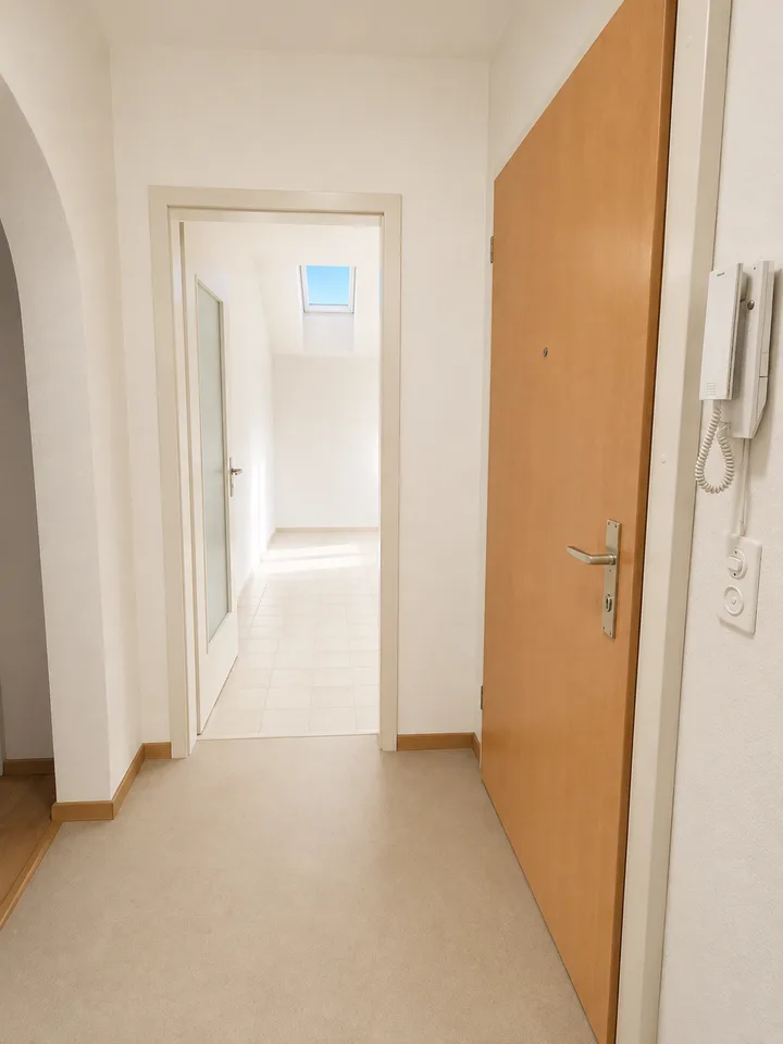 Bella appartamento mansardato di 3 camere con balcone in posizione centrale a Riehen – foto 2 di 10