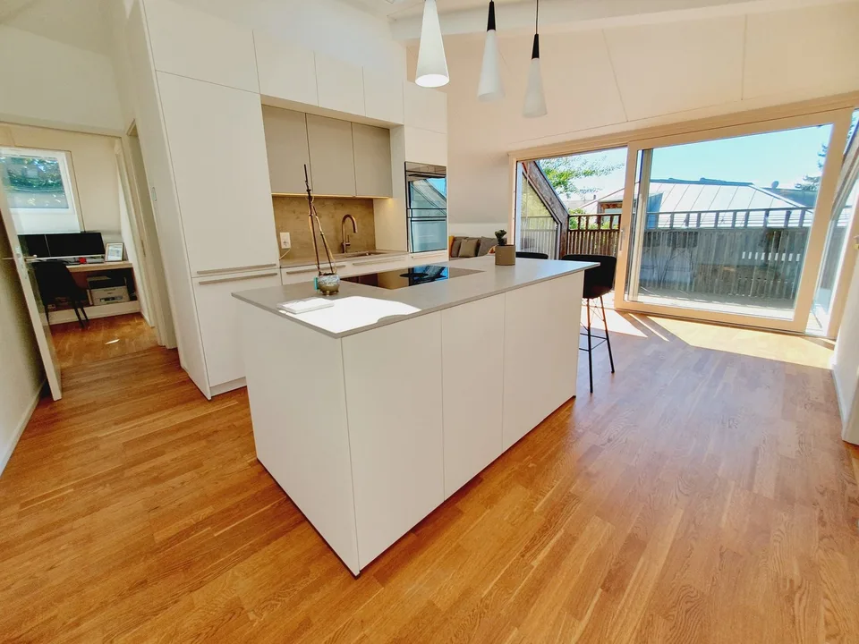 Beautiful 3.5-room attic apartment with south balcony – photo 4 of 11