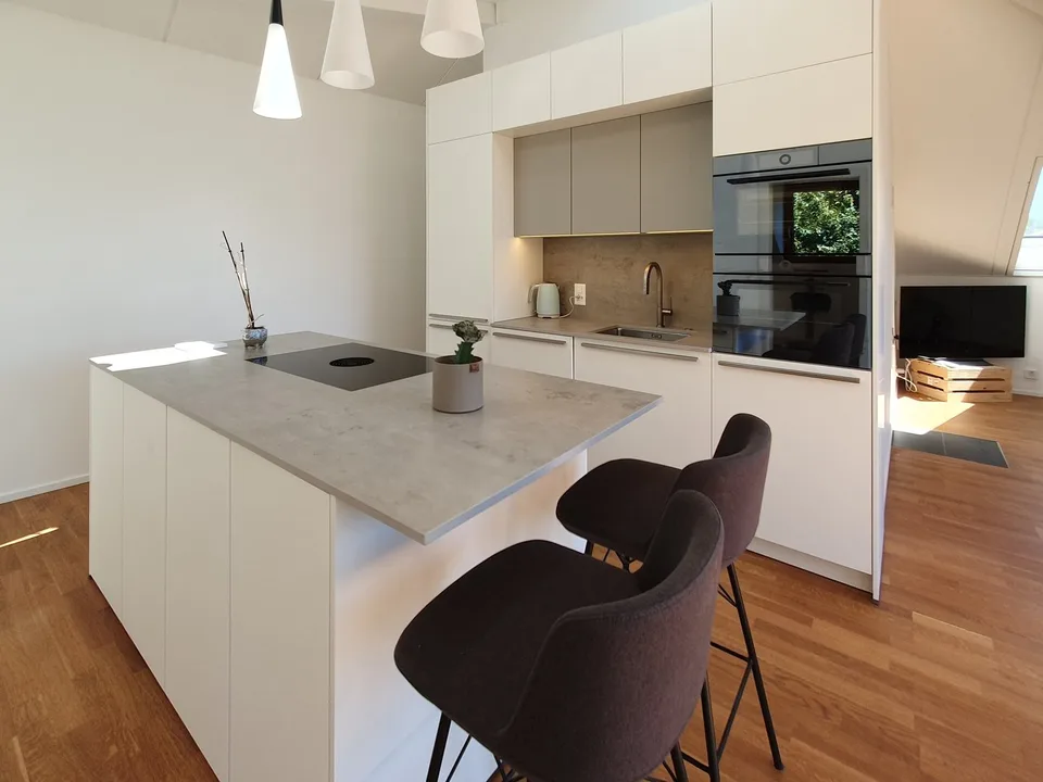Beautiful 3.5-room attic apartment with south balcony – photo 3 of 11
