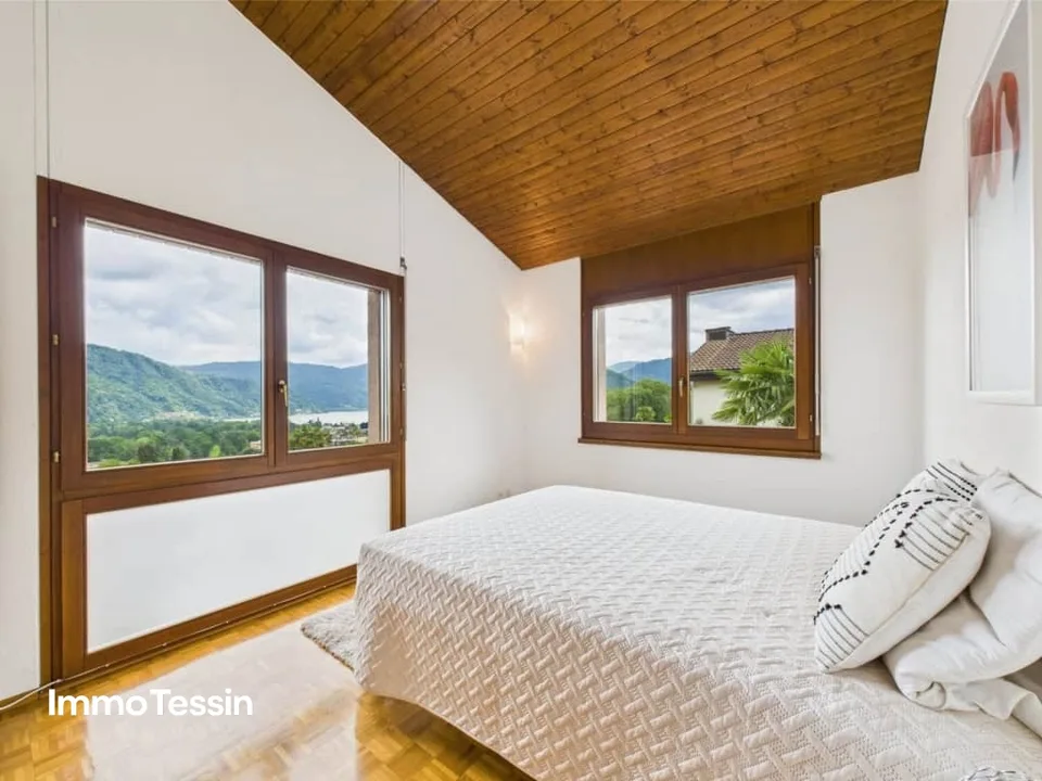 ZWEITWOHNSITZ: Grosszügige Villa mit traumhafter Seesicht, ruhiger Lage und Nähe zum Golfplatz Lugano-Magliaso – Foto 12 von 13