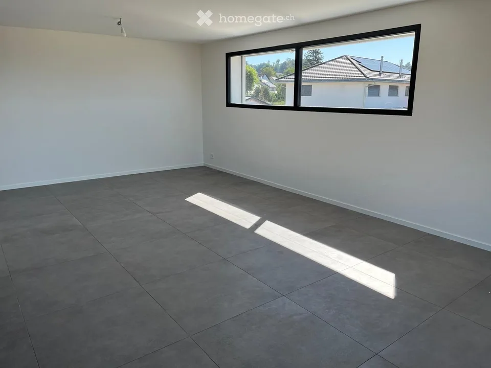 Zu vermieten – Neuwertiges 6,5-Zimmer-Apartment, 1. Stock und Dachboden