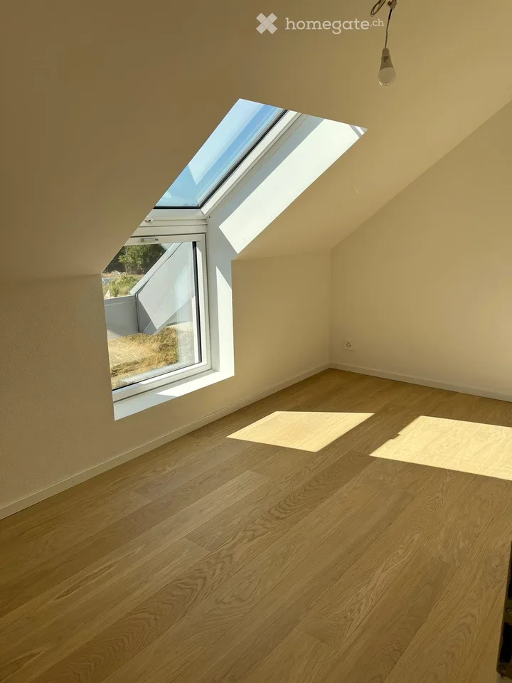 Zu vermieten – Neuwertiges 6,5-Zimmer-Apartment, 1. Stock und Dachboden