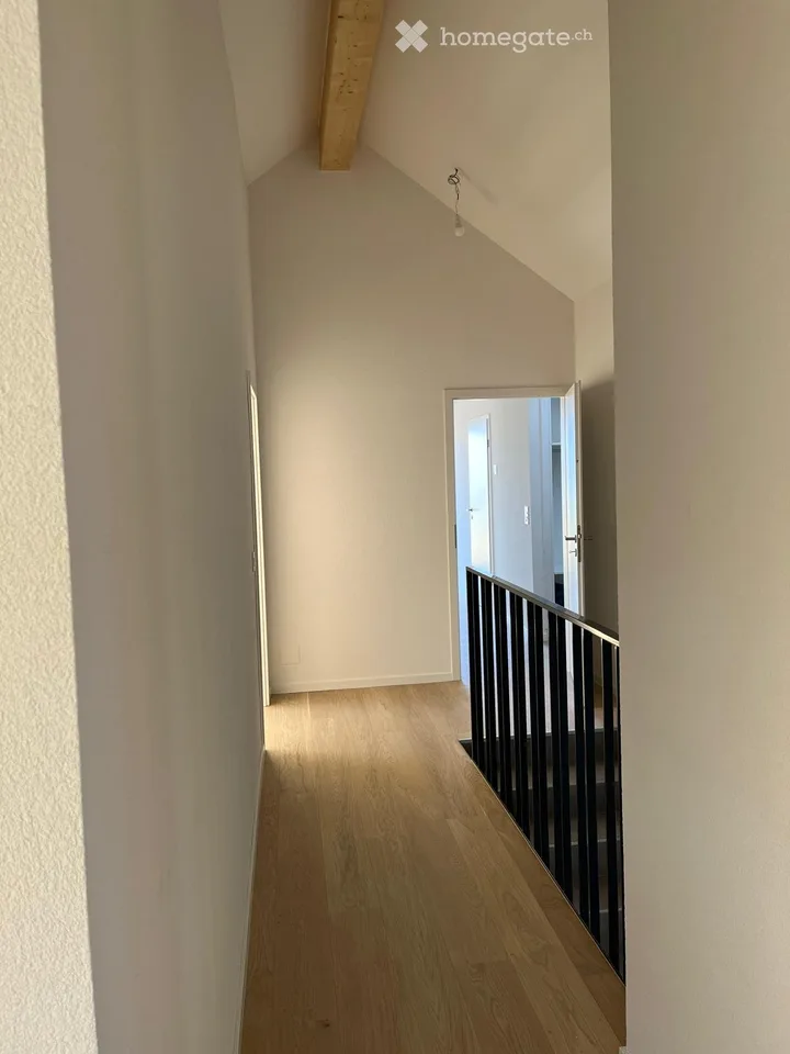 Zu vermieten – Neuwertiges 6,5-Zimmer-Apartment, 1. Stock und Dachboden