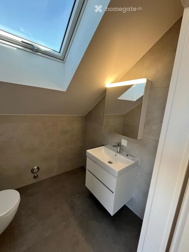 Zu vermieten – Neuwertiges 6,5-Zimmer-Apartment, 1. Stock und Dachboden