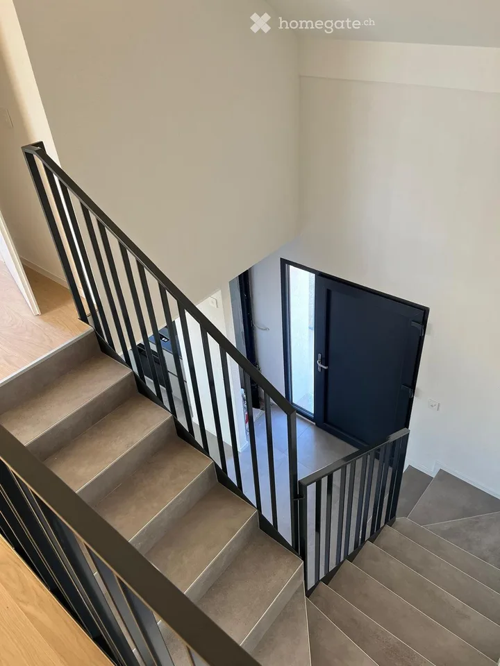 Zu vermieten – Neuwertiges 6,5-Zimmer-Apartment, 1. Stock und Dachboden