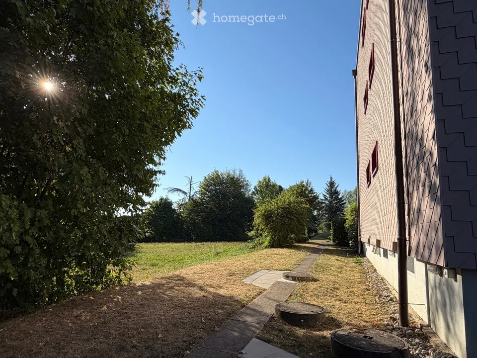 Freundliche 2.5-Zimmer-Wohnung mit Balkon und Sicht ins Grüne in Ebmatingen – Foto 2 von 7