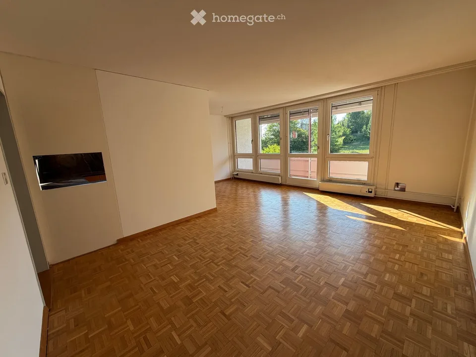 Freundliche 2.5-Zimmer-Wohnung mit Balkon und Sicht ins Grüne in Ebmatingen – Foto 4 von 7
