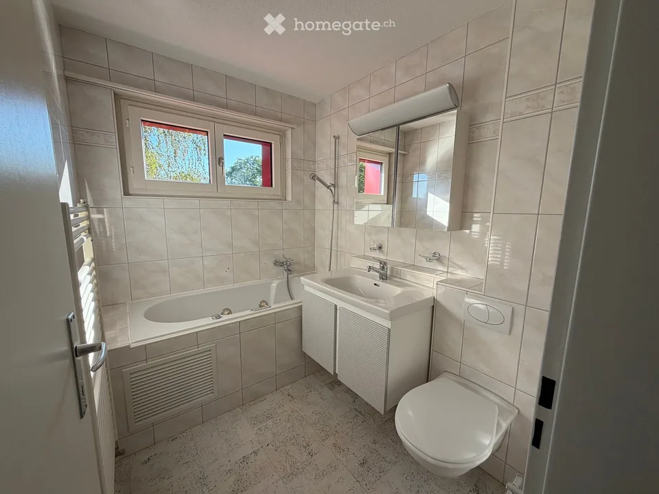 Freundliche 2.5-Zimmer-Wohnung mit Balkon und Sicht ins Grüne in Ebmatingen – Foto 3 von 7