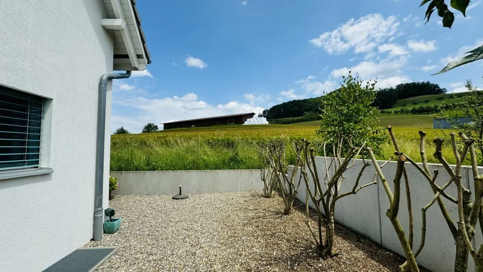 Bella casa a schiera 5.5 locali con giardino, area di seduta, balcone e 2 posti auto