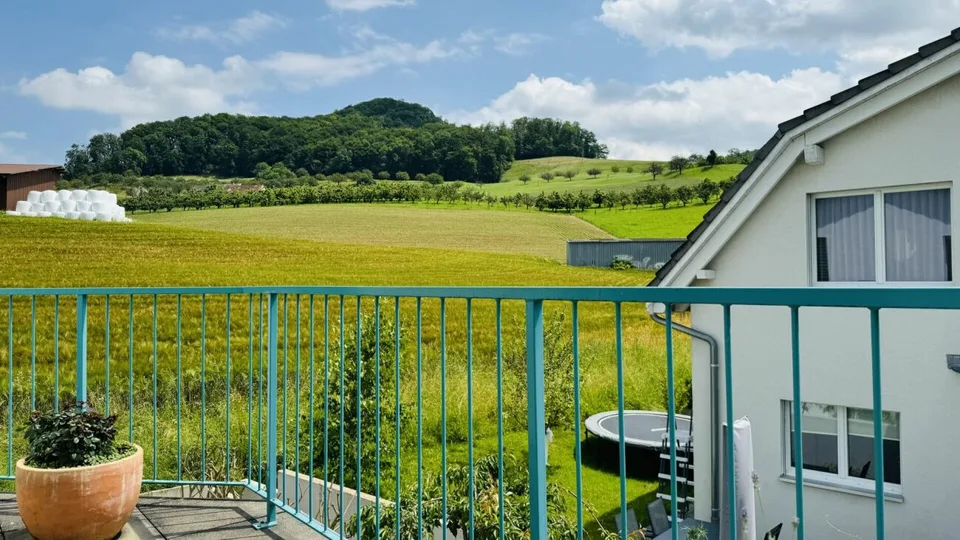 Bella casa a schiera 5.5 locali con giardino, area di seduta, balcone e 2 posti auto