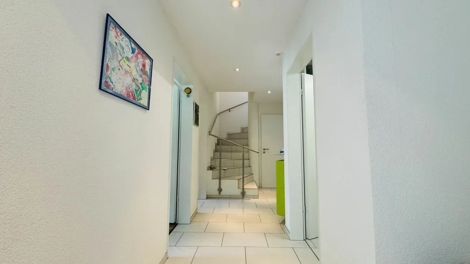 Bella casa a schiera 5.5 locali con giardino, area di seduta, balcone e 2 posti auto