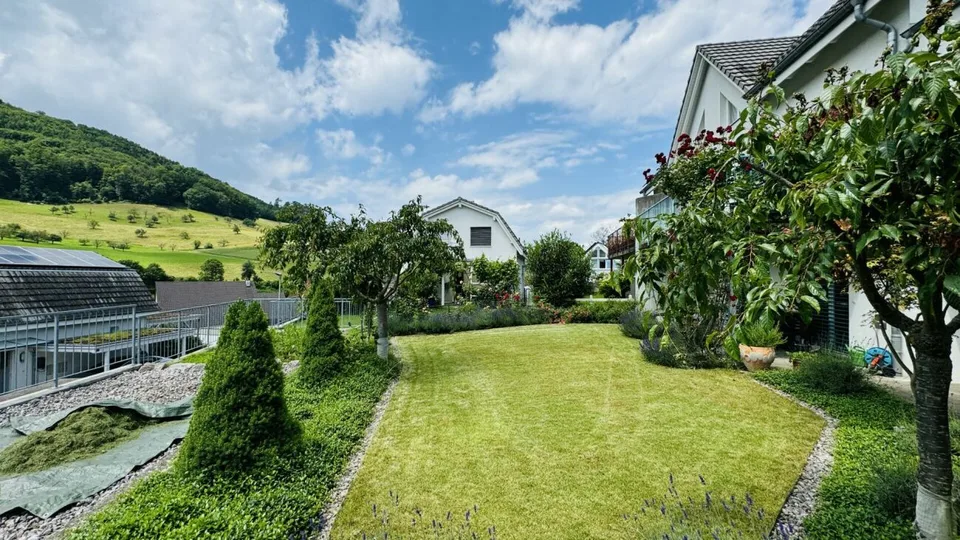 Bella casa a schiera 5.5 locali con giardino, area di seduta, balcone e 2 posti auto
