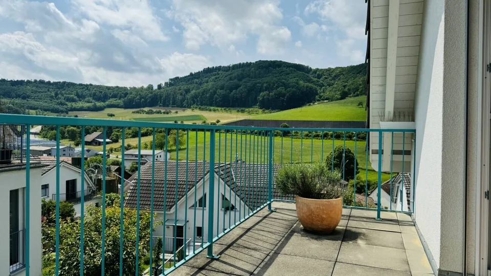 Bella casa a schiera 5.5 locali con giardino, area di seduta, balcone e 2 posti auto