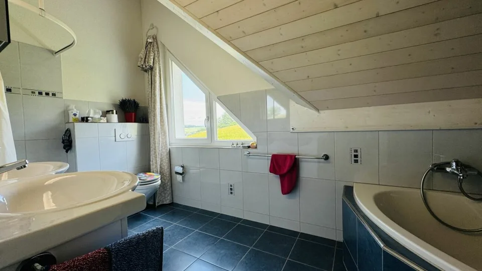 Bella casa a schiera 5.5 locali con giardino, area di seduta, balcone e 2 posti auto