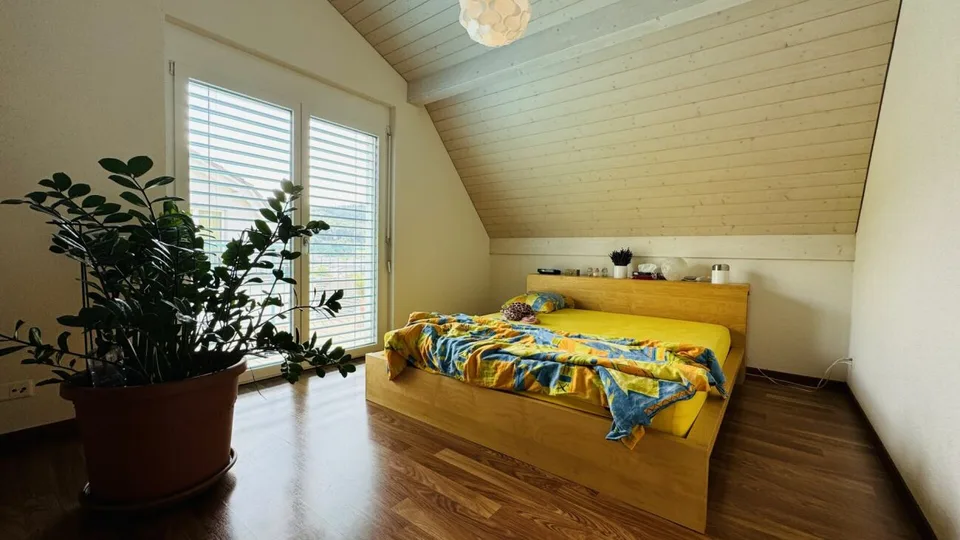 Bella casa a schiera 5.5 locali con giardino, area di seduta, balcone e 2 posti auto