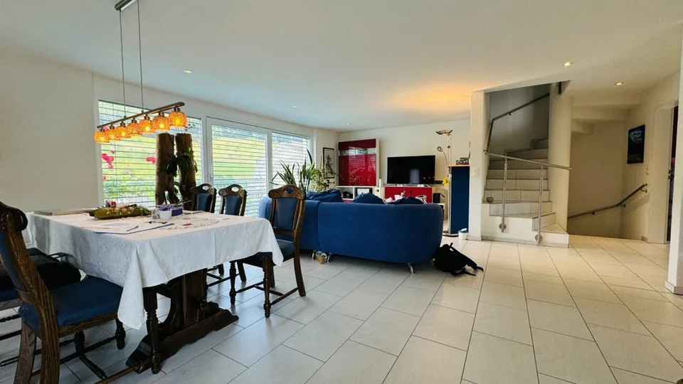 Bella casa a schiera 5.5 locali con giardino, area di seduta, balcone e 2 posti auto