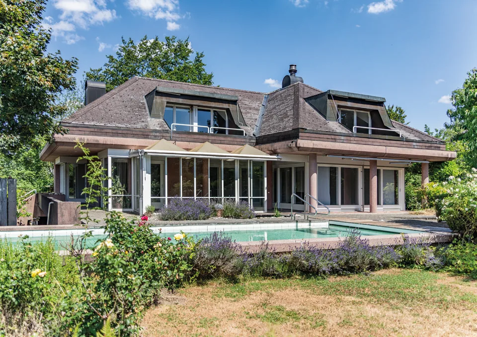 Villa représentative avec piscine et annexe séparée de 2,5 pièces à Muri – photo 2 sur 13