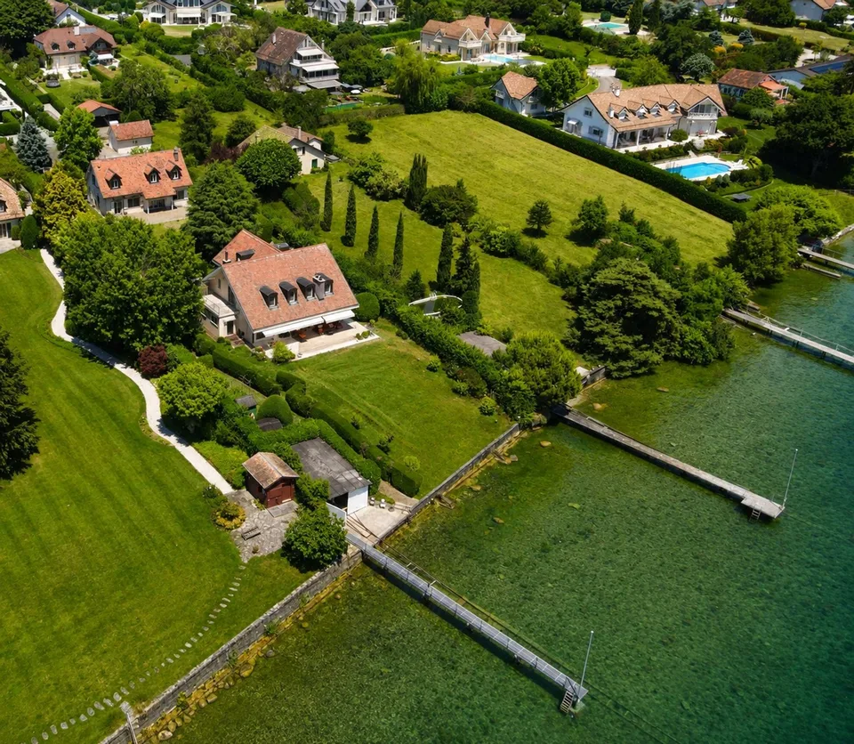 Eine einzigartige Immobilie, bestehend aus zwei Villen mit privatem Zugang zum See – Foto 2 von 13