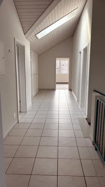 Arrivare, sentirsi bene, essere a casa – 4,5 locali con caminetto & balcone