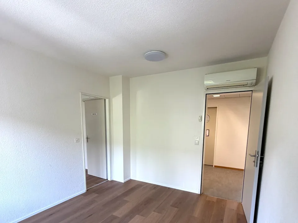 Helles Büro mit Vorzimmer (ca. 27 m²) in Zürich-Oerlikon