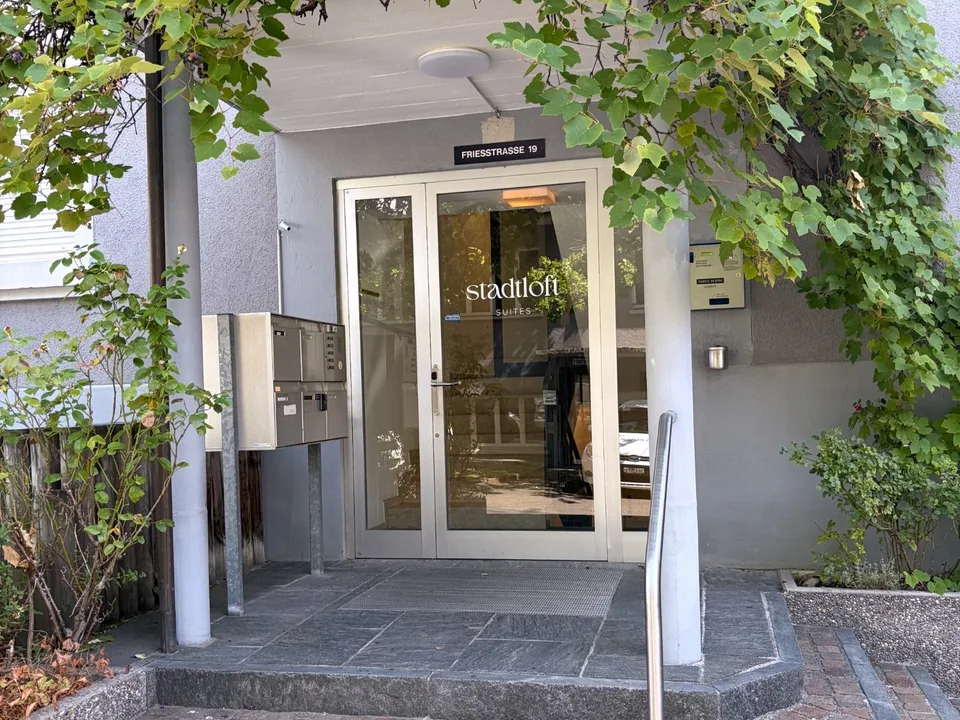 Bureau lumineux avec antichambre (environ 27 m²) à Zürich-Oerlikon