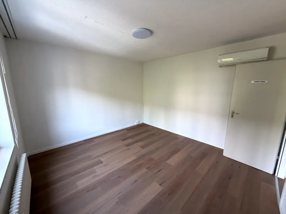 Bureau lumineux avec antichambre (environ 27 m²) à Zürich-Oerlikon