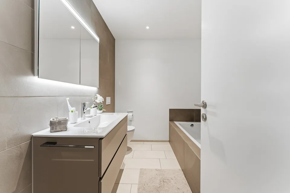 Stilvolle 2.5-Zimmer-Wohnung mit Wintergarten und privatem Gartensitzplatz – Foto 7 von 9