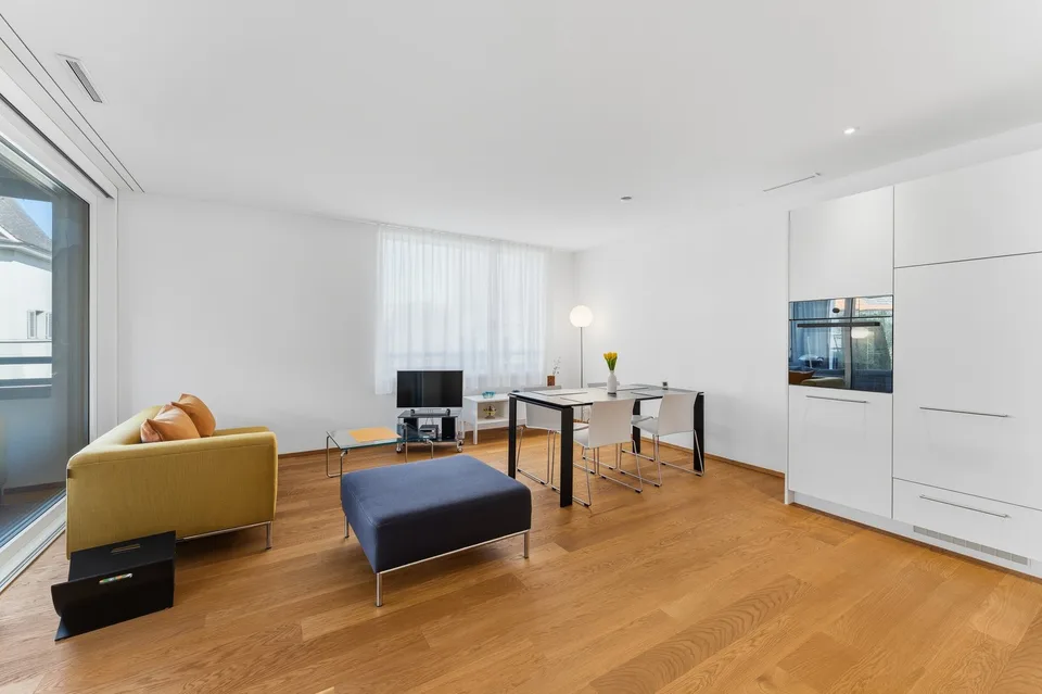 Stilvolle 2.5-Zimmer-Wohnung mit Wintergarten und privatem Gartensitzplatz – Foto 2 von 9