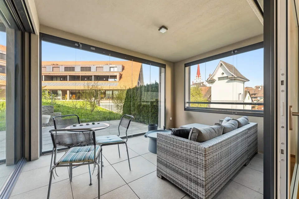 Stilvolle 2.5-Zimmer-Wohnung mit Wintergarten und privatem Gartensitzplatz – Foto 4 von 9
