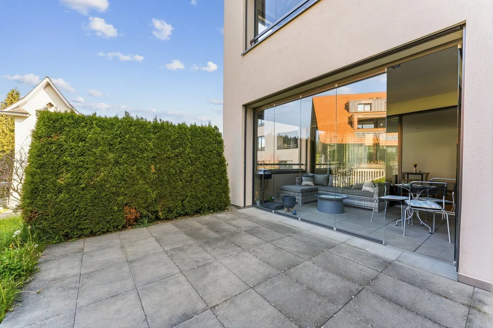 Stilvolle 2.5-Zimmer-Wohnung mit Wintergarten und privatem Gartensitzplatz – Foto 5 von 9