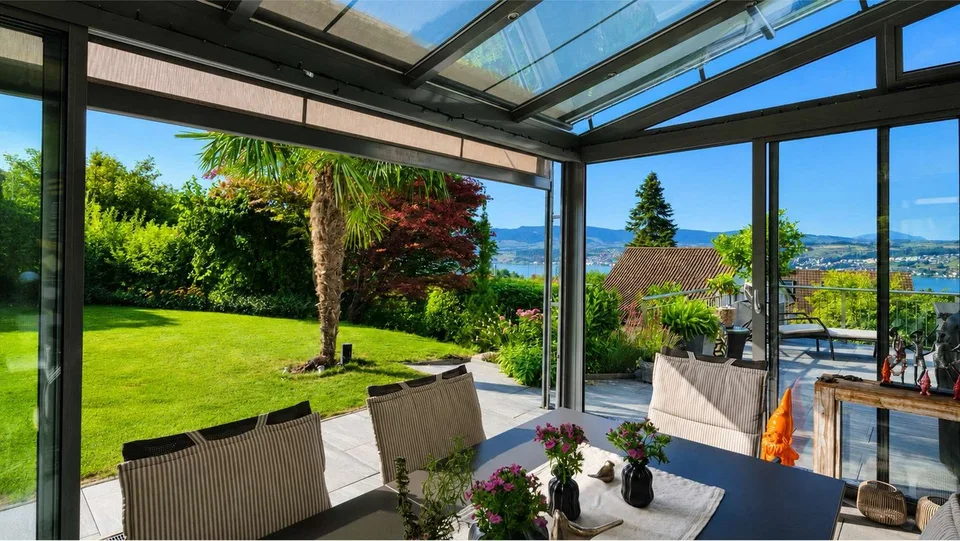 Pièce familiale avec vue sur le lac : maison unifamiliale de 6,5 pièces à Uetikon am See