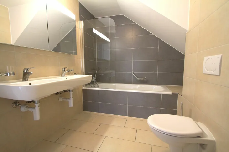 Wohnung mit 5.5 Zimmern im 1. Stock – Foto 7 von 8