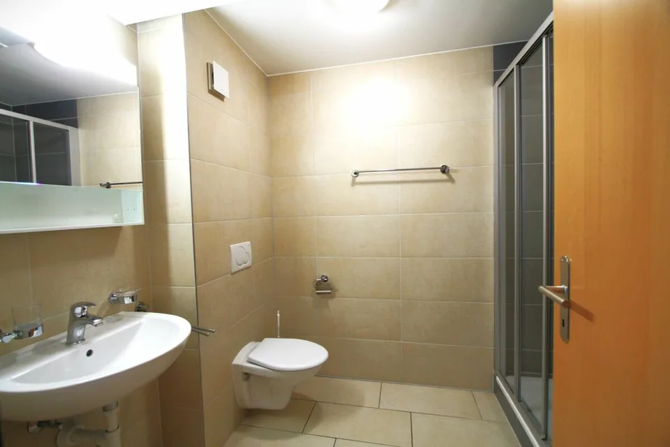 Wohnung mit 5.5 Zimmern im 1. Stock – Foto 8 von 8